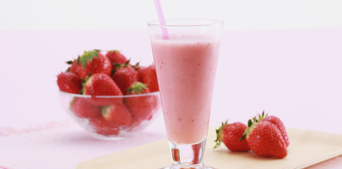 Copo com vitamina de morango