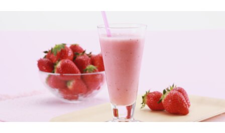 Copo com vitamina de morango